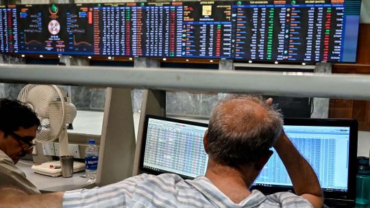 Caen los activos argentinos mientras que el riesgo país sigue arriba de los 500 puntos básicos