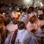 Fotogaleria Los fieles cristianos ortodoxos etíopes cantan y bailan mientras sostienen velas durante su ceremonia anual del Fuego Sagrado en la Iglesia del Santo Sepulcro de Jerusalén