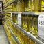 Fotogaleria Una mujer empuja un carrito de compras frente a un puesto de aceite de girasol en venta en un supermercado de Buenos Aires