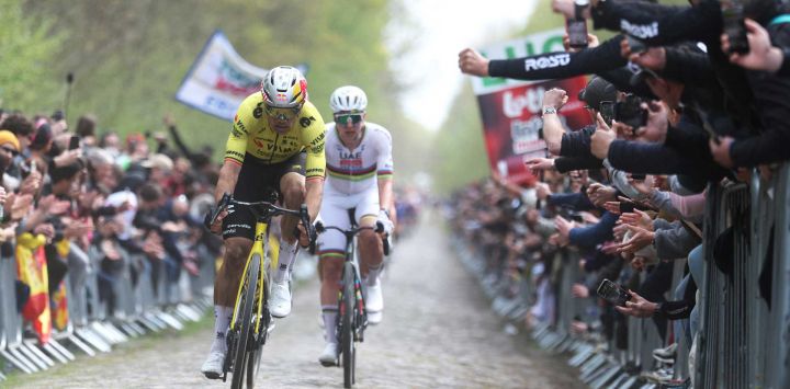 El ciclista belga Wout van Aert (izq.), del equipo Visma - Lease a Bike, y el ciclista esloveno Tadej Pogacar, del equipo UAE Team Emirates XRG, abandonan el tramo adoquinado de la 'Trouée d’Arenberg' (trinchera de Arenberg) durante la 123.ª edición de la clásica de un día París-Roubaix, de 258,3 km, entre Compiègne y Roubaix, en el norte de Francia.