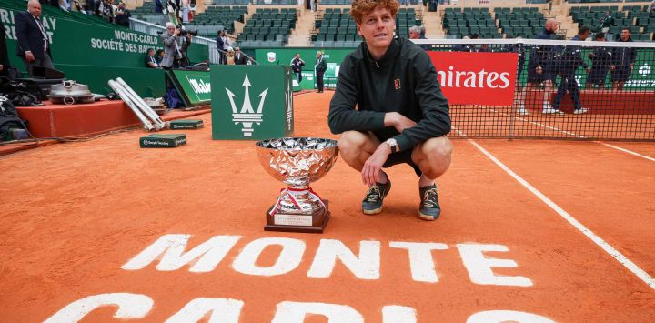 El italiano Jannik Sinner posa con el trofeo tras ganar la final del torneo ATP Masters Series de Montecarlo contra el español Carlos Alcaraz en la pista Rainier III del Monte-Carlo Country Club en Roquebrune-Cap-Martin, al sureste de Francia.