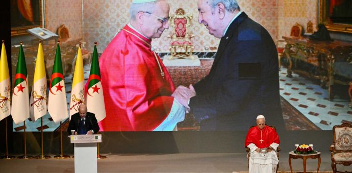 El papa León XIV escucha al presidente de Argelia, Abdelmadjid Tebboune, durante una reunión con la sociedad civil y el cuerpo diplomático en el Centro de Conferencias “Djamaa el Djazair”. El papa León XIV inicia hoy una visita de 11 días a Argelia, Camerún, Angola y Guinea Ecuatorial, su primer viaje internacional importante desde que asumió el pontificado el año pasado.