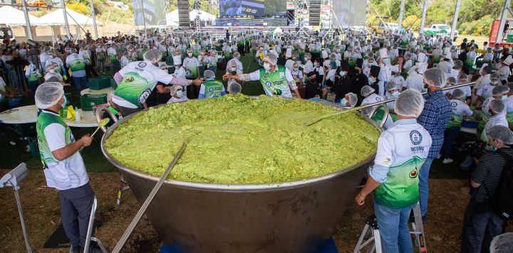 En Tancítaro, estado de Michoacán, México, se prepararon 6.800 kilos de guacamole, un platillo tradicional mexicano elaborado con aguacates, tomates, cebollas, limas y cilantro. Ochocientas personas utilizaron 12 toneladas de aguacates para completar la tarea, en un intento por batir el récord mundial Guinness del guacamole más grande del mundo. Tancítaro es conocida como la "Capital del Aguacate" y el principal exportador de aguacates a Estados Unidos.