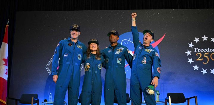Los astronautas de la misión Artemis II de la NASA, Jeremy Hansen, de la Agencia Espacial Canadiense, la especialista de misión Christina Koch, el piloto Victor Glover y el comandante Reid Wiseman, asistieron a una ceremonia de bienvenida en la Base Conjunta de Reserva Ellington Field en Houston, Texas. La eufórica NASA celebraba el éxito de su viaje alrededor de la Luna, después de que cuatro astronautas regresaran sanos y salvos a la Tierra tras completar el primer sobrevuelo lunar en más de 50 años. La nave espacial de la NASA, con cuatro astronautas a bordo (tres estadounidenses y un canadiense), amerizó sin contratiempos frente a la costa de California, culminando así la misión tripulada de prueba de la agencia espacial estadounidense, que regresó con espectaculares imágenes de la Luna.