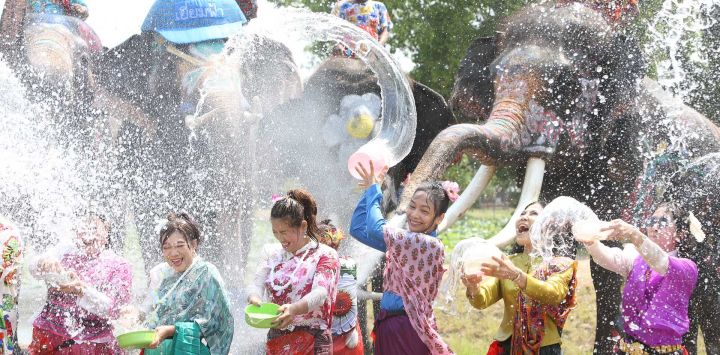 Personas y elefantes salpican agua en celebración del próximo festival Songkran, en Ayutthaya, Tailandia. Songkran, que generalmente se celebra del 13 al 15 de abril en Tailandia, también se celebra en Laos, Camboya y Myanmar. Conocida como el año nuevo budista, la festividad se celebraba regularmente visitando a los miembros de la familia y vertiendo agua perfumada sobre las estatuas de Buda. Arrojar agua simboliza lavar la mala suerte del año anterior.