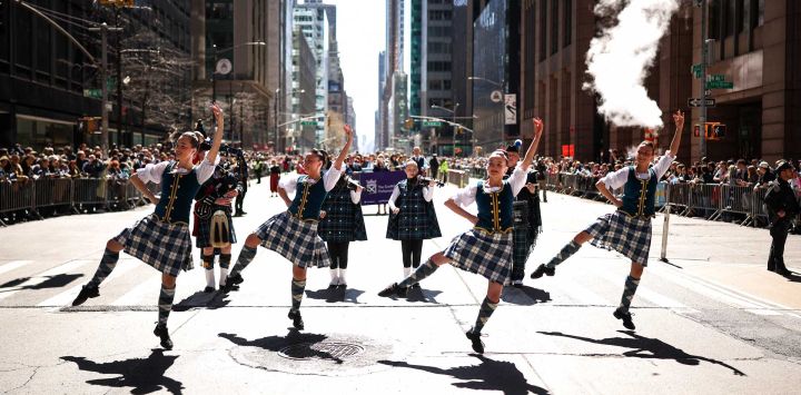 Una banda escocesa baila en la Sexta Avenida junto al Desfile del Tartán 2026 en la ciudad de Nueva York. El Desfile del Tartán es la marcha festiva que celebra la herencia, la cultura y las tradiciones escocesas, y se lleva a cabo durante la Semana del Tartán en la ciudad de Nueva York.