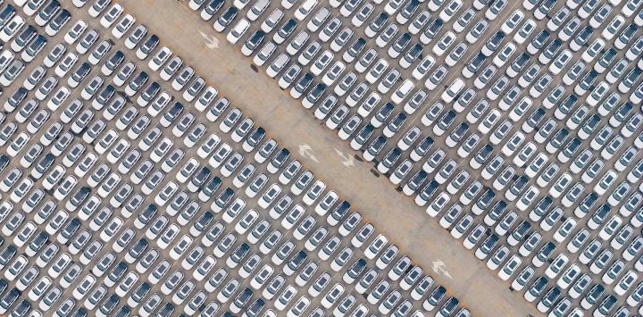 Vista aérea tomada con un dron de vehículos para ser exportados en un muelle ro-ro del puerto de Tianjin, en Tianjin, en el norte de China. La producción y las ventas de automóviles en China aumentaron de forma sólida en marzo respecto al mes anterior, según los datos de la industria. La producción de automóviles alcanzó un total de 2,92 millones de unidades en marzo y las ventas fueron de 2,9 millones de unidades, lo que representa aumentos intermensuales de 74,4 por ciento y un 60,6 por ciento, respectivamente, según la Asociación de Fabricantes de Automóviles de China.