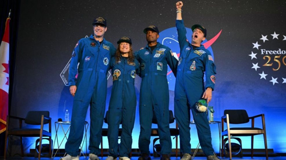 Los astronautas de la misión Artemis II tras el amerizaje de la cápsula Orión