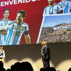 Los directivos de Assist Card presentando el producto especial para el Mundial.