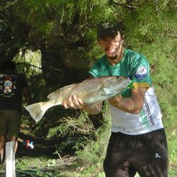 Para esta edición, la grilla de premios superó los $ 26.000.000, con una recompensa principal de $ 10.000.000 para quien lograra la corvina de mayor peso. Este atractivo, sumado a que se trataba del último torneo del otoño en la zona, generó una gran convocatoria: 734 pescadores inscriptos dijeron presente. (Foto: Omar Calafate)