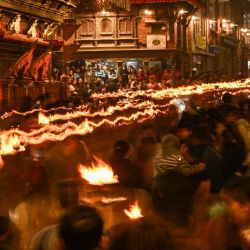 Devotos hindúes portando antorchas encendidas participan en una procesión con motivo del festival Bisket Jatra, que celebra el Año Nuevo nepalí en Thimi. | Foto:PRAKASH MATHEMA / AFP