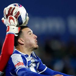 El arquero español de Estoril Joel Robles atrapa la pelota sobre el delantero turco del FC Porto Deniz Gul durante el partido de fútbol de la liga portuguesa entre GD Estoril Praia y FC Porto en el estadio Antonio Coimbra da Mota de Estoril. | Foto:FILIPE AMORIM / AFP