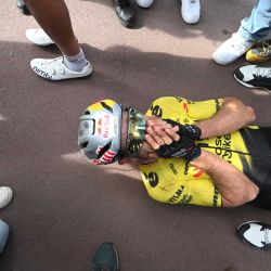 El ciclista belga Wout van Aert, del equipo ganador Visma - Lease a Bike, celebra al finalizar la 123.ª edición de la clásica de ciclismo de un día París-Roubaix, de 258,3 km entre Compiègne y Roubaix, en el velódromo André-Pétrieux de Roubaix, en el norte de Francia. | Foto:Etienne Garnier / POOL / AFP