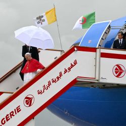 El papa León XIV desembarca del avión tras aterrizar en el Aeropuerto Internacional Houari Boumediene. El papa León XIV inicia una visita de 11 días a Argelia, Camerún, Angola y Guinea Ecuatorial, su primer gran viaje internacional desde que se convirtió en pontífice el año pasado. | Foto:ALBERTO PIZZOLI / AFP