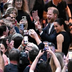 El príncipe Harry de Gran Bretaña, duque de Sussex, y su esposa Meghan, duquesa de Sussex, saludan a la gente en el Hospital Real Infantil de Melbourne, Australia. | Foto:William West / AFP