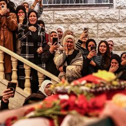 Familiares de Ali Majed Hamadneh, de 23 años, se reúnen durante su funeral en la aldea de Deir Jarir, al noreste de la ciudad de Ramallah, en la Cisjordania palestina ocupada por Israel. El Ministerio de Salud palestino informó que colonos israelíes asesinaron a tiros a Hamadneh en la Cisjordania ocupada, mientras que el ejército afirmó que un soldado abrió fuego durante un "violento disturbio". La violencia en Cisjordania, ocupada por Israel desde 1967, se ha intensificado drásticamente desde el ataque de Hamás contra Israel el 7 de octubre de 2023, que desencadenó la guerra de Gaza. | Foto:ZAIN JAAFAR / AFP