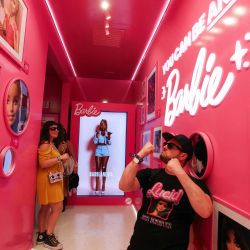 Los asistentes al festival disfrutan del stand interactivo de Barbie durante el Festival de Música y Artes de Coachella Valley 2026 en Indio, California. | Foto:VALERIE MACON / AFP