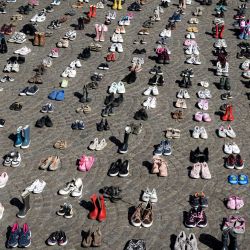 Una fotografía muestra zapatos de niños extendidos en la plaza Dam durante una protesta conmemorativa organizada por el grupo Plant an Olive Tree en honor a los niños víctimas de Gaza, en Ámsterdam, Países Bajos. | Foto:Ramon van Flymen / ANP / AFP