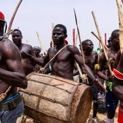 Un músico camerunés toca los tambores junto a bailarines massa durante el Festival Tokna Massana en Bongor. La celebración de este año adquirió un significado especial tras la inscripción, el pasado diciembre, del Guruna, un ritual de iniciación pastoral massa, en la lista del patrimonio cultural inmaterial de la UNESCO. | Foto:Joris Bolomey / AFP