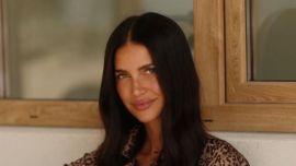 Zaira Nara demostró cuáles son las zapatillas ideales para transformar un conjunto sastrero en un look casual chic