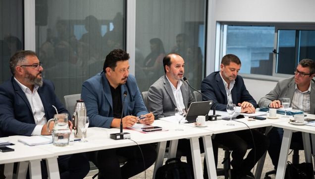 Los secretarios Fernández y La Cava en comisión del Concejo 