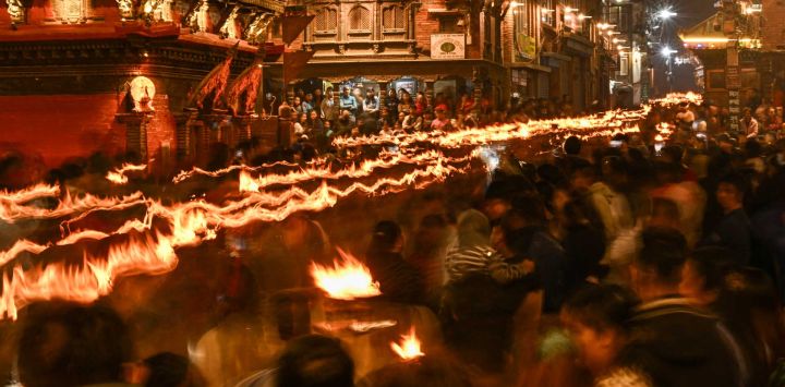 Devotos hindúes portando antorchas encendidas participan en una procesión con motivo del festival Bisket Jatra, que celebra el Año Nuevo nepalí en Thimi.