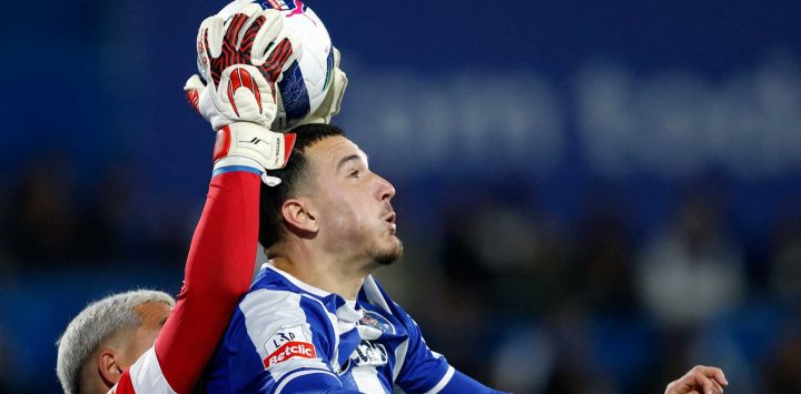 El arquero español de Estoril Joel Robles atrapa la pelota sobre el delantero turco del FC Porto Deniz Gul durante el partido de fútbol de la liga portuguesa entre GD Estoril Praia y FC Porto en el estadio Antonio Coimbra da Mota de Estoril.