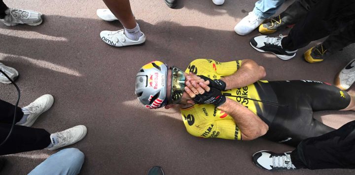 El ciclista belga Wout van Aert, del equipo ganador Visma - Lease a Bike, celebra al finalizar la 123.ª edición de la clásica de ciclismo de un día París-Roubaix, de 258,3 km entre Compiègne y Roubaix, en el velódromo André-Pétrieux de Roubaix, en el norte de Francia.