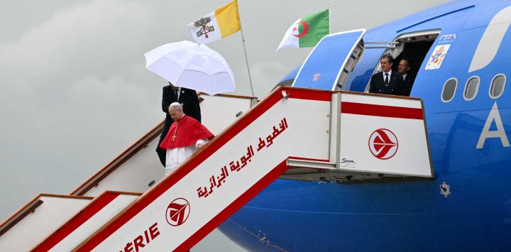 El papa León XIV desembarca del avión tras aterrizar en el Aeropuerto Internacional Houari Boumediene. El papa León XIV inicia una visita de 11 días a Argelia, Camerún, Angola y Guinea Ecuatorial, su primer gran viaje internacional desde que se convirtió en pontífice el año pasado.