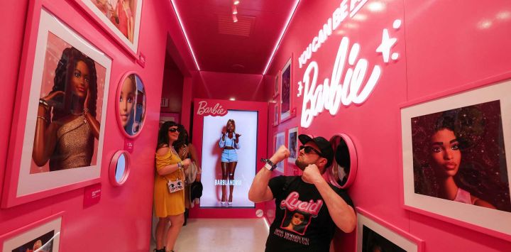 Los asistentes al festival disfrutan del stand interactivo de Barbie durante el Festival de Música y Artes de Coachella Valley 2026 en Indio, California.