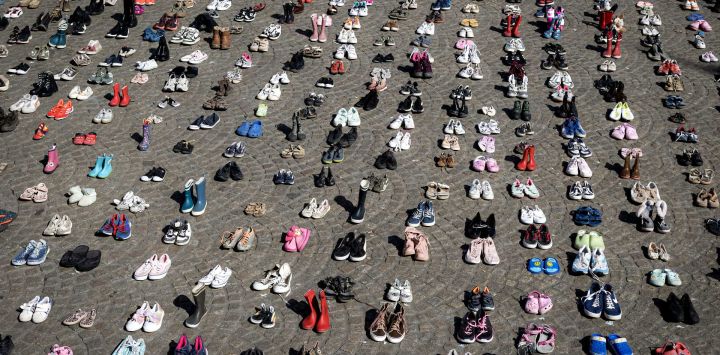 Una fotografía muestra zapatos de niños extendidos en la plaza Dam durante una protesta conmemorativa organizada por el grupo Plant an Olive Tree en honor a los niños víctimas de Gaza, en Ámsterdam, Países Bajos.