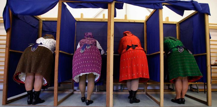 Mujeres con trajes tradicionales húngaros rellenan sus papeletas en un colegio electoral ubicado en una guardería de Veresegyhaz, a unos 30 km al este de Budapest, durante las elecciones generales en Hungría. La votación podría poner fin a los 16 años de mandato del primer ministro húngaro Viktor Orbán, el líder que más tiempo ha permanecido en el cargo en la UE y autodenominado una "espina clavada" en el bloque.
