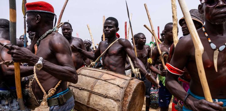 Un músico camerunés toca los tambores junto a bailarines massa durante el Festival Tokna Massana en Bongor. La celebración de este año adquirió un significado especial tras la inscripción, el pasado diciembre, del Guruna, un ritual de iniciación pastoral massa, en la lista del patrimonio cultural inmaterial de la UNESCO.