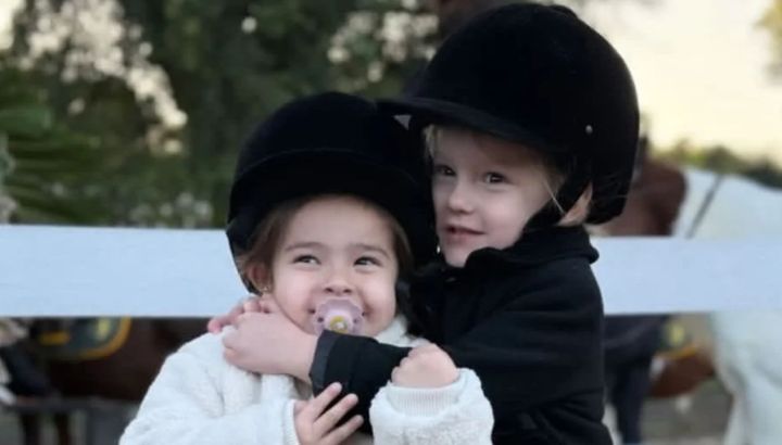 Los looks match de Anita García Moritán y Sarah Burlando en la plaza a la que van desde bebés