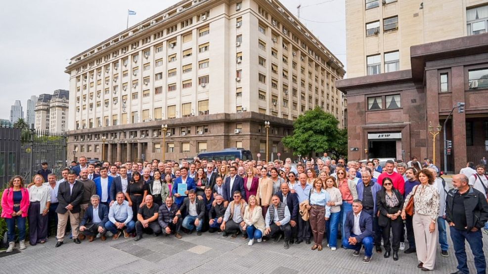 Intendentes de todo el país fueron a reclamarle a Caputo