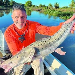 Todo a punto para una semana donde el Paraná manda y más de 1.200 embarcaciones salen a buscar el ejemplar más grande, con esa mezcla rara de adrenalina y amistad que sólo se vive acá.