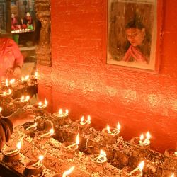 Devotos hindúes encienden lámparas de aceite en el templo Bal-Kumari para conmemorar el festival 'Bisket Jatra', celebrado en Thimi, en el marco de la celebración del Año Nuevo nepalí. | Foto:PRAKASH MATHEMA / AFP