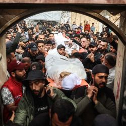 Dolientes portan los cuerpos de palestinos presuntamente muertos en un ataque israelí contra el campamento de refugiados de Al-Shati durante su funeral en la ciudad de Gaza. La agencia de defensa civil informó que varias personas murieron en un ataque cerca de una intersección en el campamento de refugiados de Al-Shati, en la ciudad de Gaza. El hospital Al-Shifa confirmó haber recibido cinco cuerpos de un bombardeo israelí en Al-Shati. La violencia continúa a pesar del alto el fuego en la guerra de Gaza que entró en vigor el 10 de octubre, y tanto Israel como Hamás se acusan mutuamente de violaciones. | Foto:OMAR AL-QATTAA / AFP