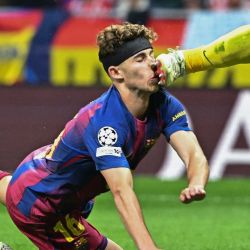 El centrocampista español del Barcelona, Fermín López, choca con el arquero argentino del Atlético de Madrid, Juan Musso, durante el partido de vuelta de los cuartos de final de la Liga de Campeones de la UEFA entre el Club Atlético de Madrid y el FC Barcelona en el Estadio Metropolitano de Madrid. | Foto:JAVIER SORIANO / AFP