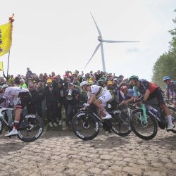 El ciclista esloveno Tadej Pogacar, del equipo UAE Team Emirates XRG, roda con el pelotón en un tramo adoquinado durante la 123.ª edición de la clásica de un día París-Roubaix, de 258,3 km, entre Compiègne y Roubaix, en el norte de Francia. | Foto:ANNE-CHRISTINE POUJOULAT / AFP