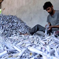 Imagen de un trabajador elaborando petardos en una fábrica de fuegos artificiales, en Kimbulapitiya, Sri Lanka. Abril es una de las temporadas altas para los fuegos artificiales en Sri Lanka debido a la temporada festiva del Año Nuevo Cingalés y Tamil. | Foto:Xinhua/Gayan Sameera