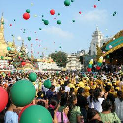 Personas participantes en las celebraciones del festival del agua de Thingyan, en Yangón, Myanmar. El festival, que marca el inicio del Año Nuevo de Myanmar, suele celebrarse a mediados de abril y dura de cuatro a cinco días. | Foto:Xinhua/Myo Kyaw Soe