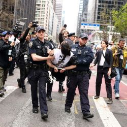 Un manifestante es arrestado por la policía durante una protesta y sentada en la Tercera Avenida de la ciudad de Nueva York. La gente se reunió frente a la oficina del líder de la minoría del Senado estadounidense, Chuck Schumer, para protestar contra la guerra en Irán, el Servicio de Inmigración y Control de Aduanas (ICE) y en apoyo a los palestinos. | Foto:CHARLY TRIBALLEAU / AFP