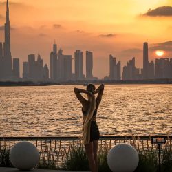 Una mujer practica yoga frente al horizonte de Dubái, con el Burj Khalifa, el edificio más alto del mundo, visto desde Creek Harbour. | Foto:FADEL SENNA / AFP