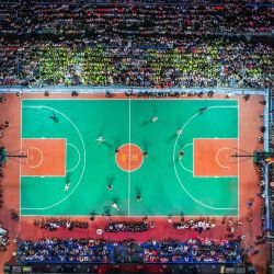 Vista aérea tomada con un dron de la cancha de basquet durante el partido final entre la ciudad de Kaili y el distrito de Yanhe en la Competencia de Basquet Rural de China 2026, en la aldea de Taipan, en el distrito de Taijiang, en la provincia de Guizhou, en el suroeste de China. | Foto:Xinhua/Yang Wenbin