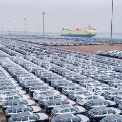 Vista aérea tomada con un dron de vehículos para ser exportados en un muelle ro-ro del puerto de Tianjin, en Tianjin, en el norte de China. La producción y las ventas de automóviles en China aumentaron de forma sólida en marzo respecto al mes anterior, según los datos de la industria. La producción de automóviles alcanzó un total de 2,92 millones de unidades en marzo y las ventas fueron de 2,9 millones de unidades, lo que representa aumentos intermensuales de 74,4 por ciento y un 60,6 por ciento, respectivamente, según la Asociación de Fabricantes de Automóviles de China. La producción y las ventas de vehículos de nueva energía fueron de 1,23 millones de unidades y 1,25 millones de unidades, respectivamente. | Foto:Xinhua/Du Penghui