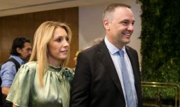 El jefe de Gabinete, Manuel Adorni, y su esposa, Julieta Bettina Angeletti