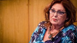 Cristina Loza vende sus libros para pagar los costo de una millonaria cirugía tras fracturarse la cadera en Costa Rica