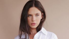 Delfina Chaves apostó al look rockero infalible: gamuza, mini y remera crop