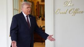El "efecto desgaste" golpea a Trump: una encuesta refleja que su aprobación llega al punto más bajo
